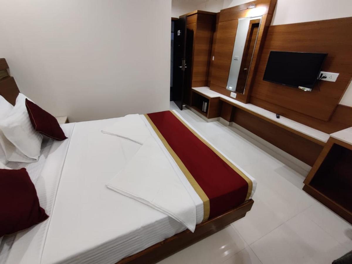 Hotel U.T.Elite Бангалор Екстериор снимка