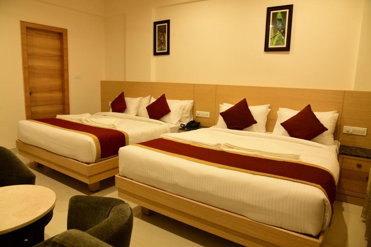 Hotel U.T.Elite Бангалор Екстериор снимка