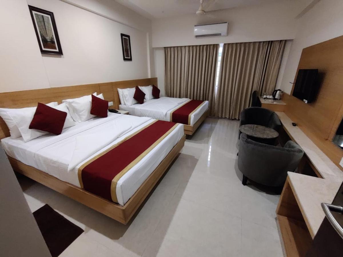 Hotel U.T.Elite Бангалор Екстериор снимка